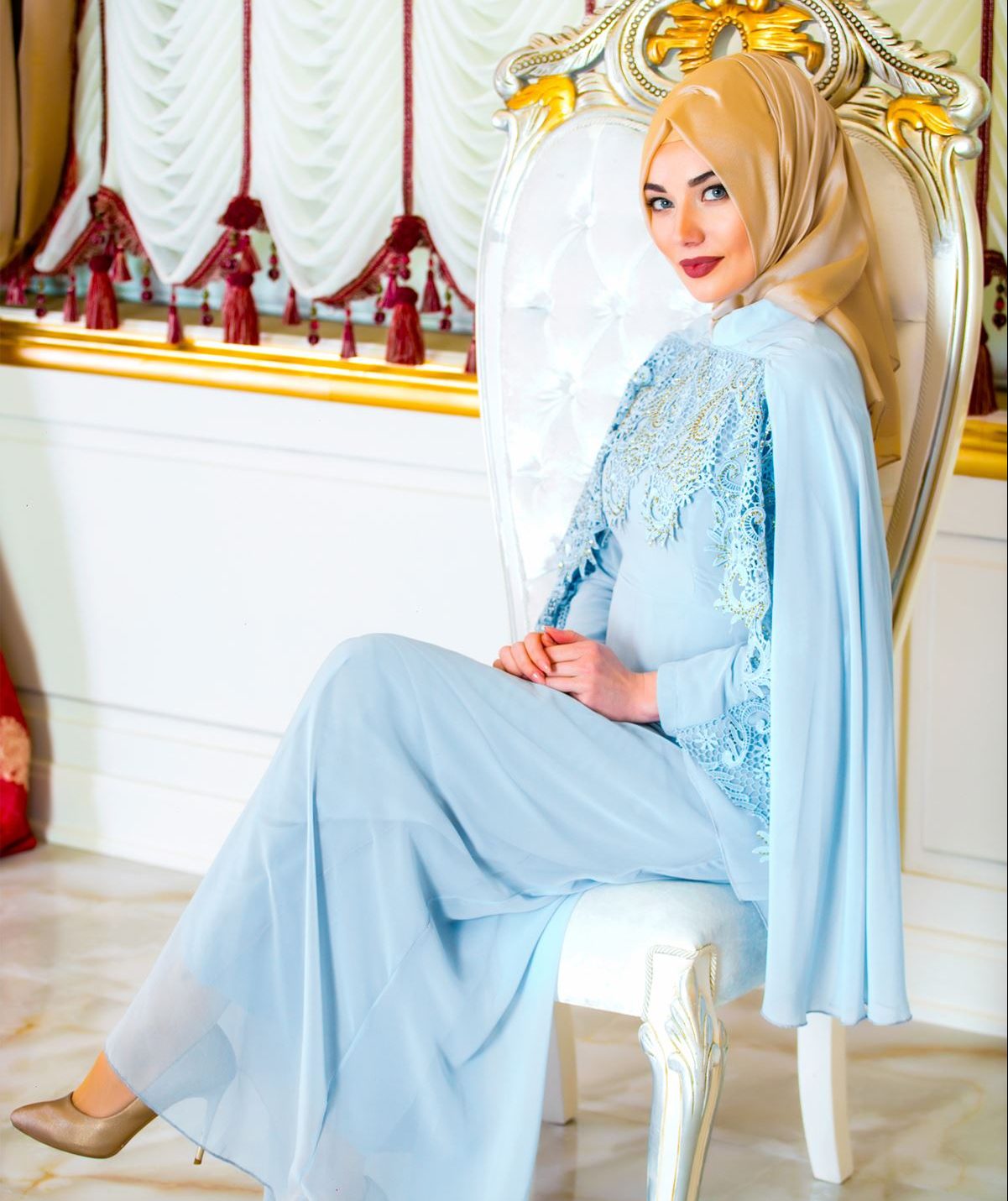 En Guzel Sedanur.com Tesettur Abiye Elbise Modelleri dantel detayli pelerinli buz e1527720031370